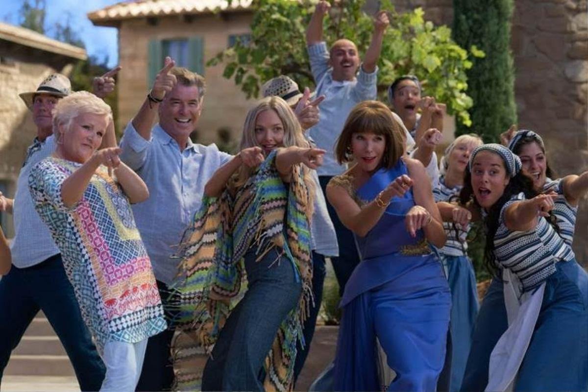 'Mamma Mia 2': Xem đi và bạn sẽ ganh tị với mẹ con nhà Donna phát ngất! Ảnh 16