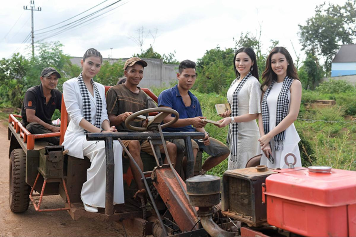 Hoa hậu Kỳ Duyên, Đỗ Mỹ Linh xinh đẹp khiến trai tráng buôn làng Buôn Ma Thuột bối rối Ảnh 11