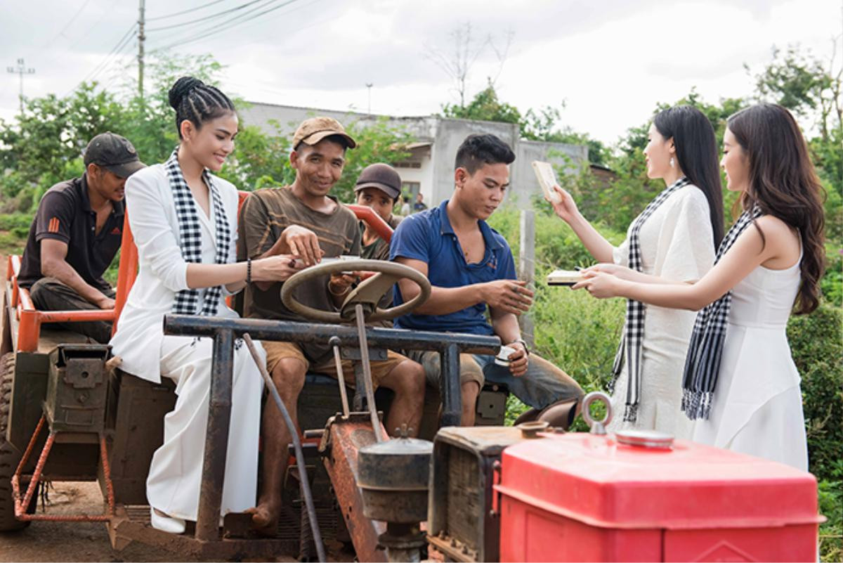 Hoa hậu Kỳ Duyên, Đỗ Mỹ Linh xinh đẹp khiến trai tráng buôn làng Buôn Ma Thuột bối rối Ảnh 12