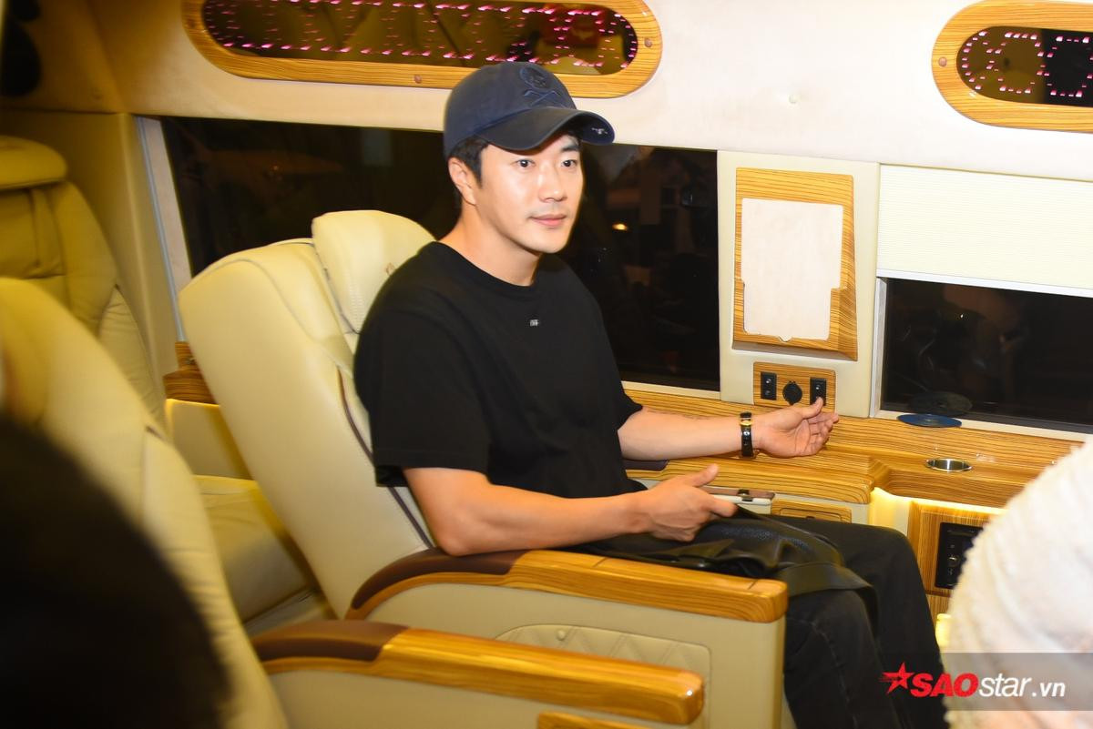 Kwon Sang Woo thân thiện bắt tay fan nhí, 'tự sướng' cùng Phở Đặc Biệt Ảnh 10