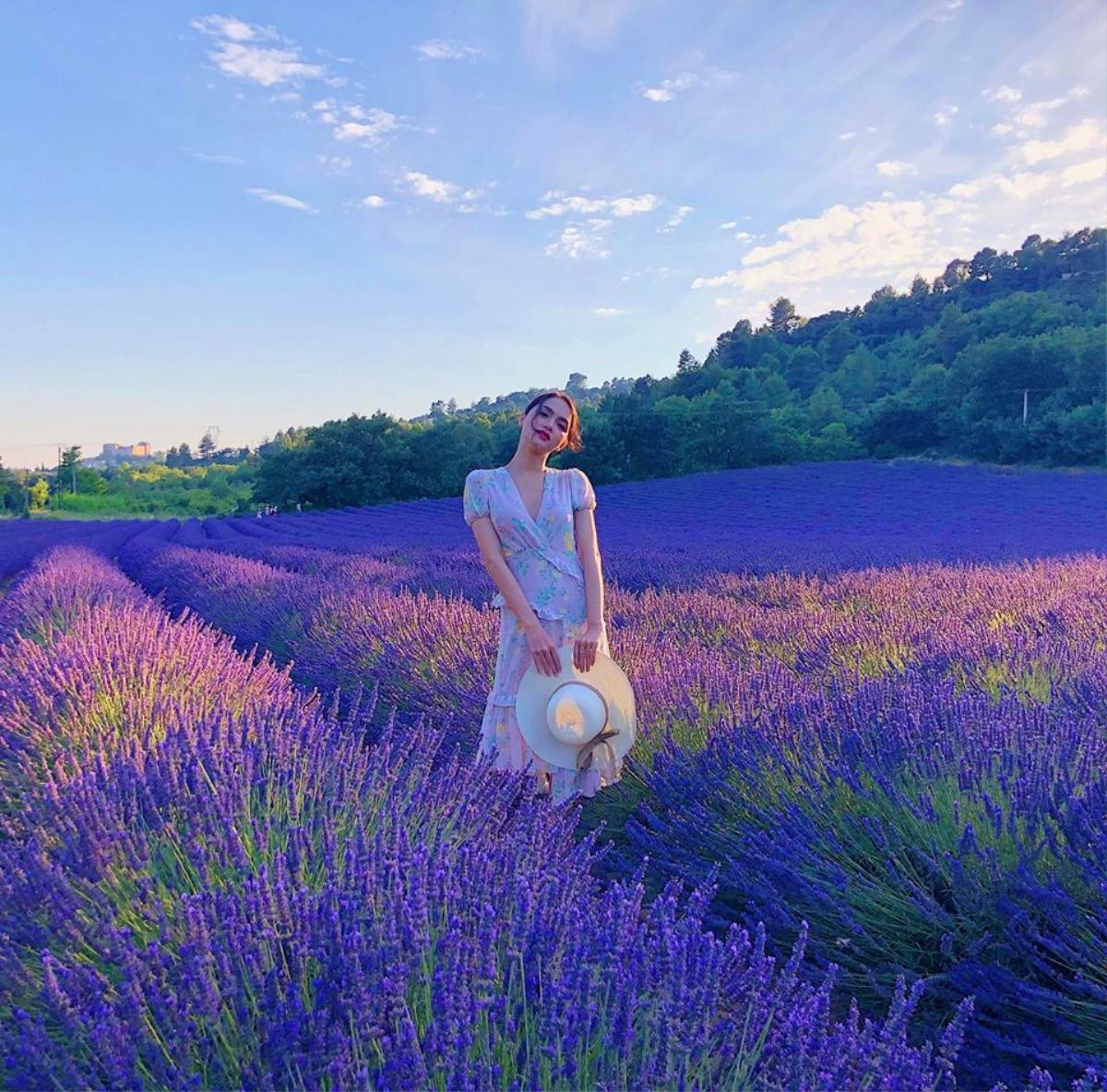 Hương Giang đẹp tựa nữ thần khi đứng giữa thiên đường hoa Lavender nổi danh nước Pháp! Ảnh 5