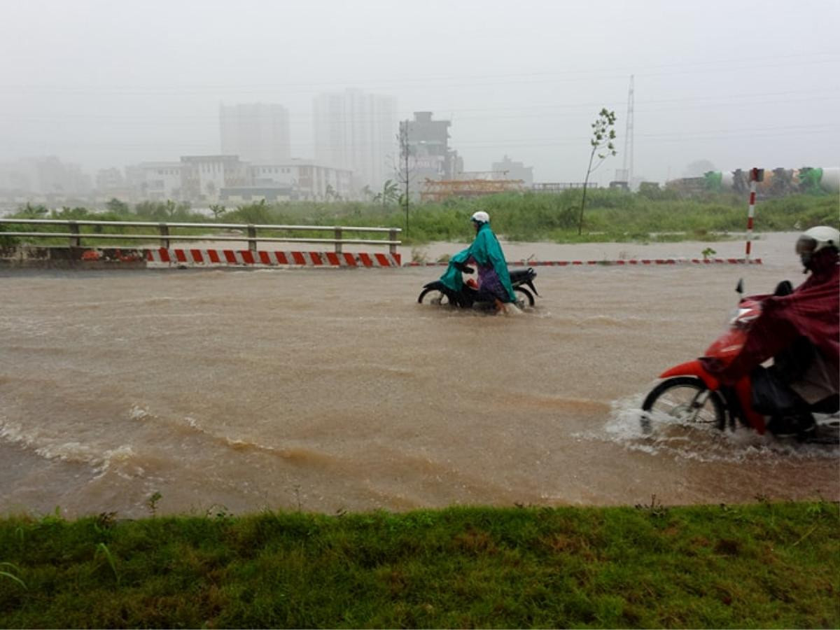 Hà Nội hôm nay phố cũng như sông, khắp nơi mênh mông nước chảy không phân biệt đâu là hồ hay là đường đi Ảnh 2