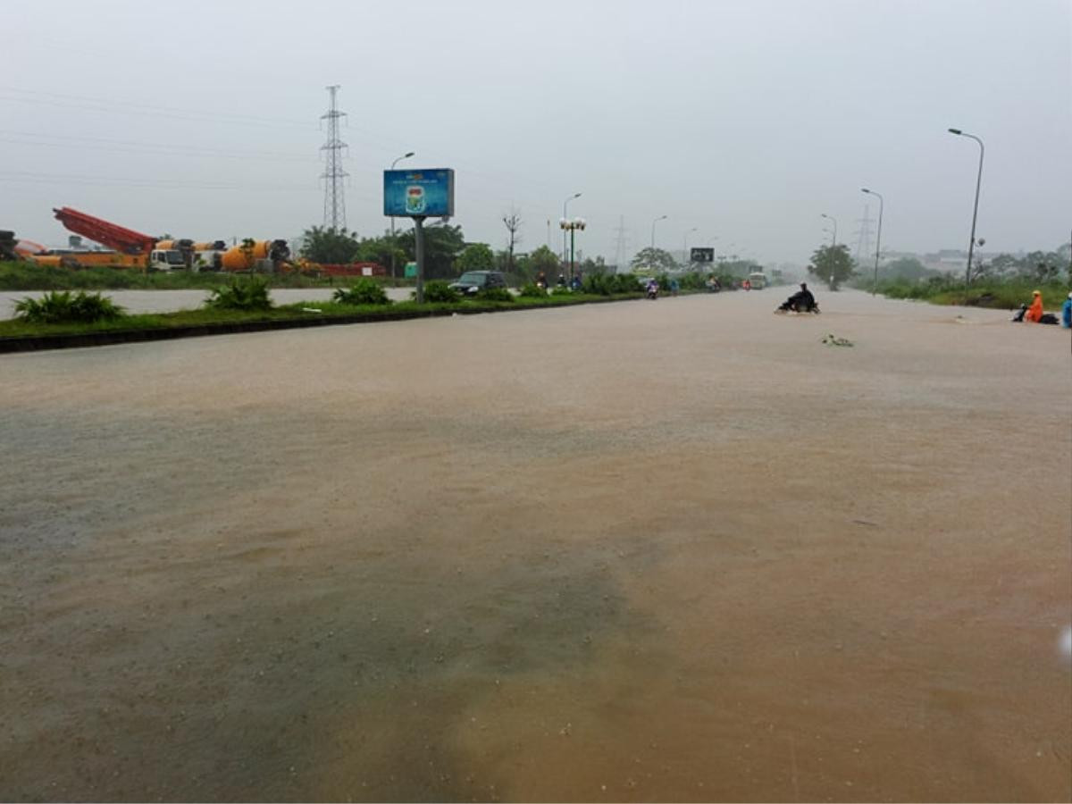 Hà Nội hôm nay phố cũng như sông, khắp nơi mênh mông nước chảy không phân biệt đâu là hồ hay là đường đi Ảnh 1