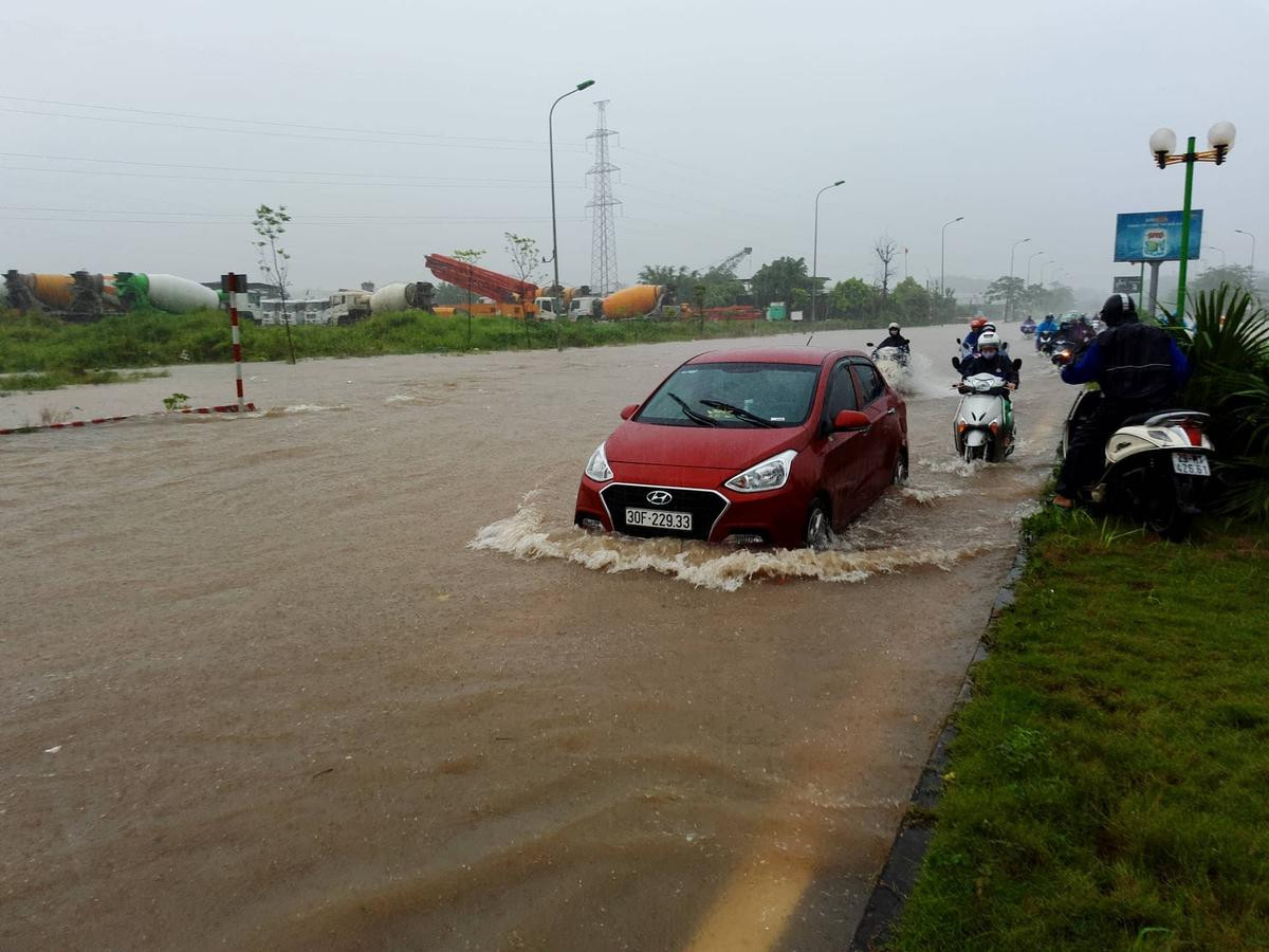 Hà Nội hôm nay phố cũng như sông, khắp nơi mênh mông nước chảy không phân biệt đâu là hồ hay là đường đi Ảnh 3