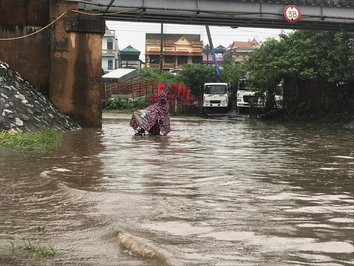 Hà Nội hôm nay phố cũng như sông, khắp nơi mênh mông nước chảy không phân biệt đâu là hồ hay là đường đi Ảnh 7