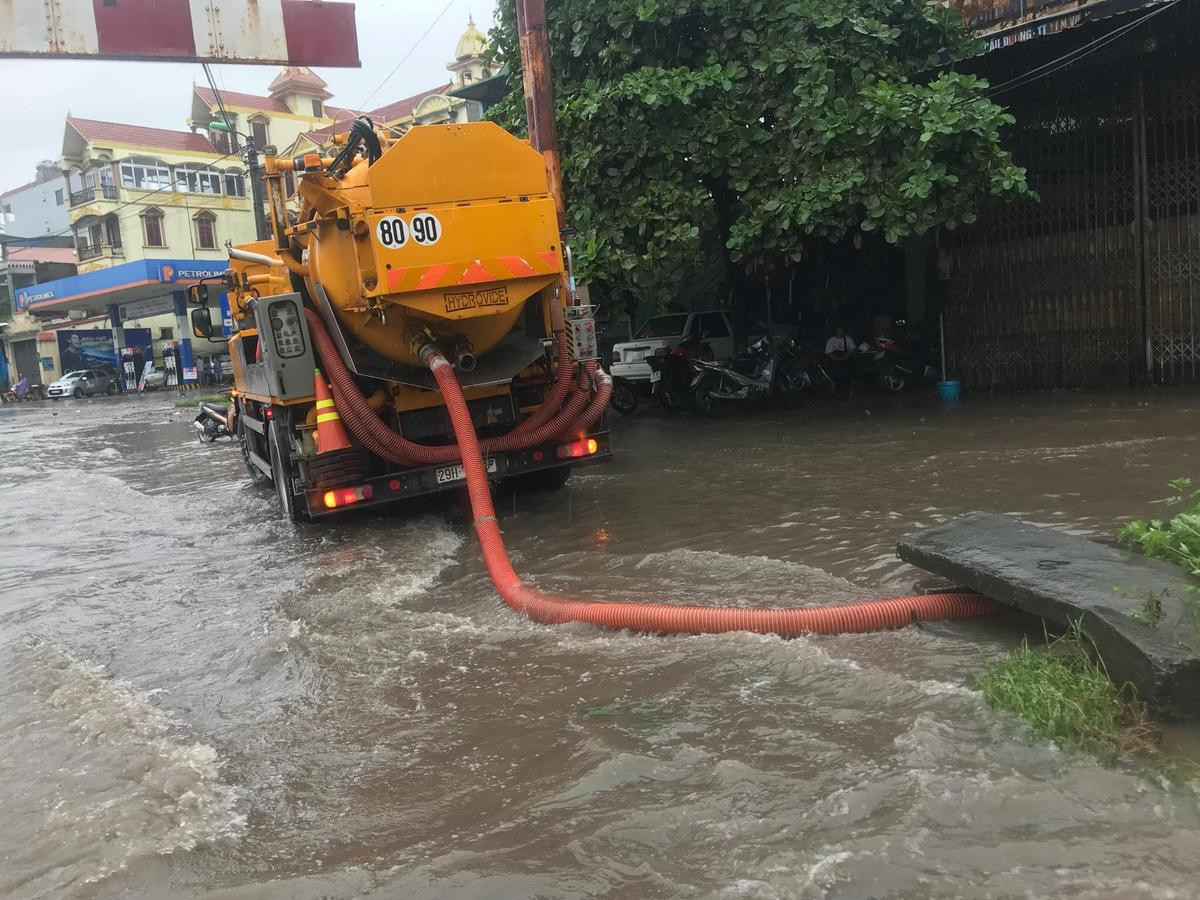 Hà Nội hôm nay phố cũng như sông, khắp nơi mênh mông nước chảy không phân biệt đâu là hồ hay là đường đi Ảnh 8