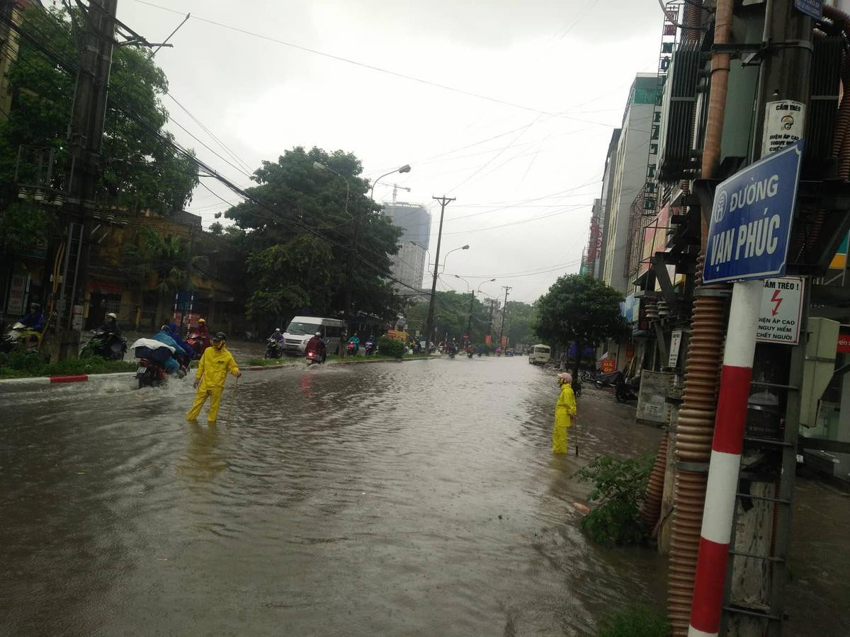 Hà Nội hôm nay phố cũng như sông, khắp nơi mênh mông nước chảy không phân biệt đâu là hồ hay là đường đi Ảnh 11