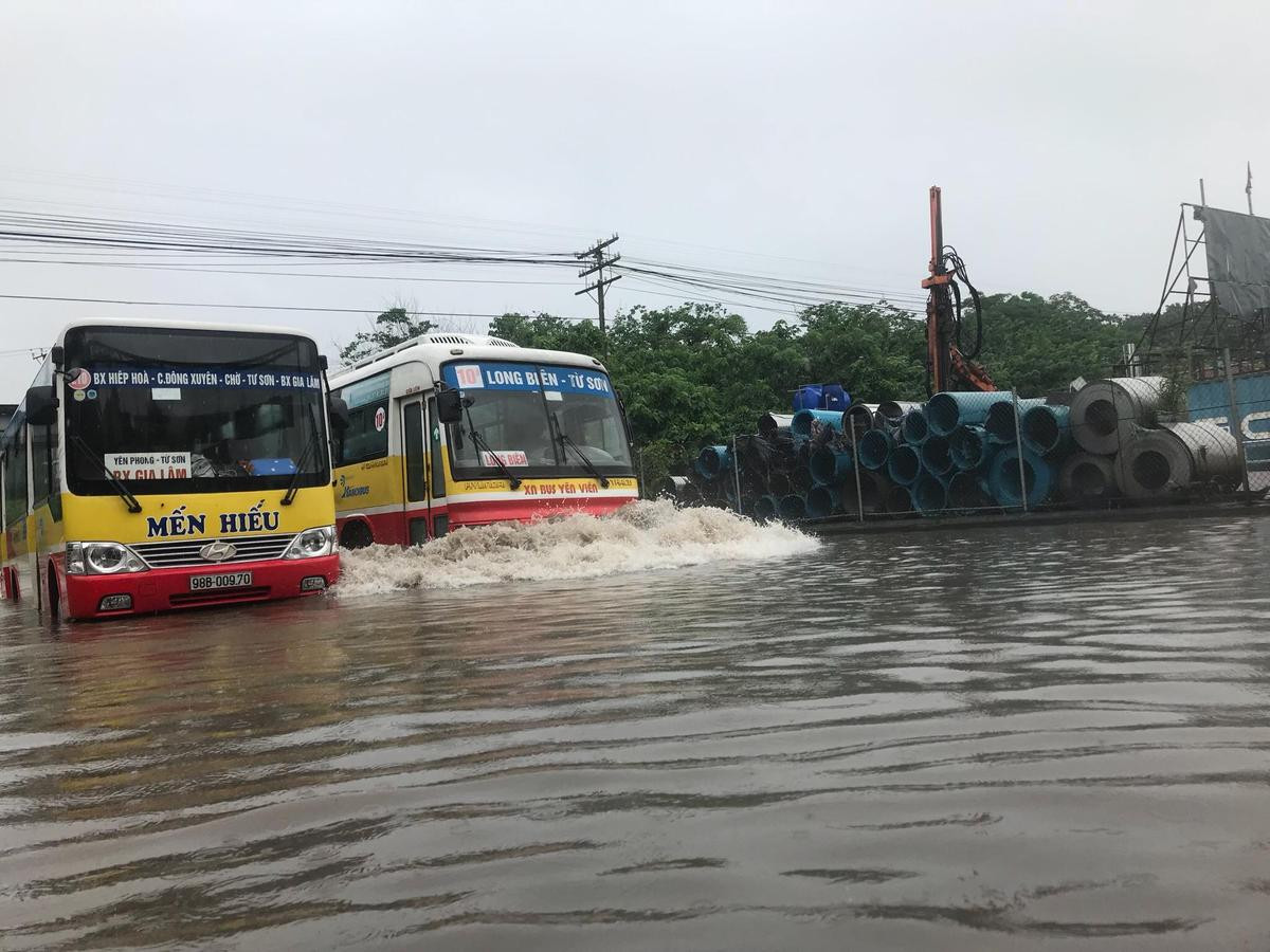 Hà Nội hôm nay phố cũng như sông, khắp nơi mênh mông nước chảy không phân biệt đâu là hồ hay là đường đi Ảnh 9