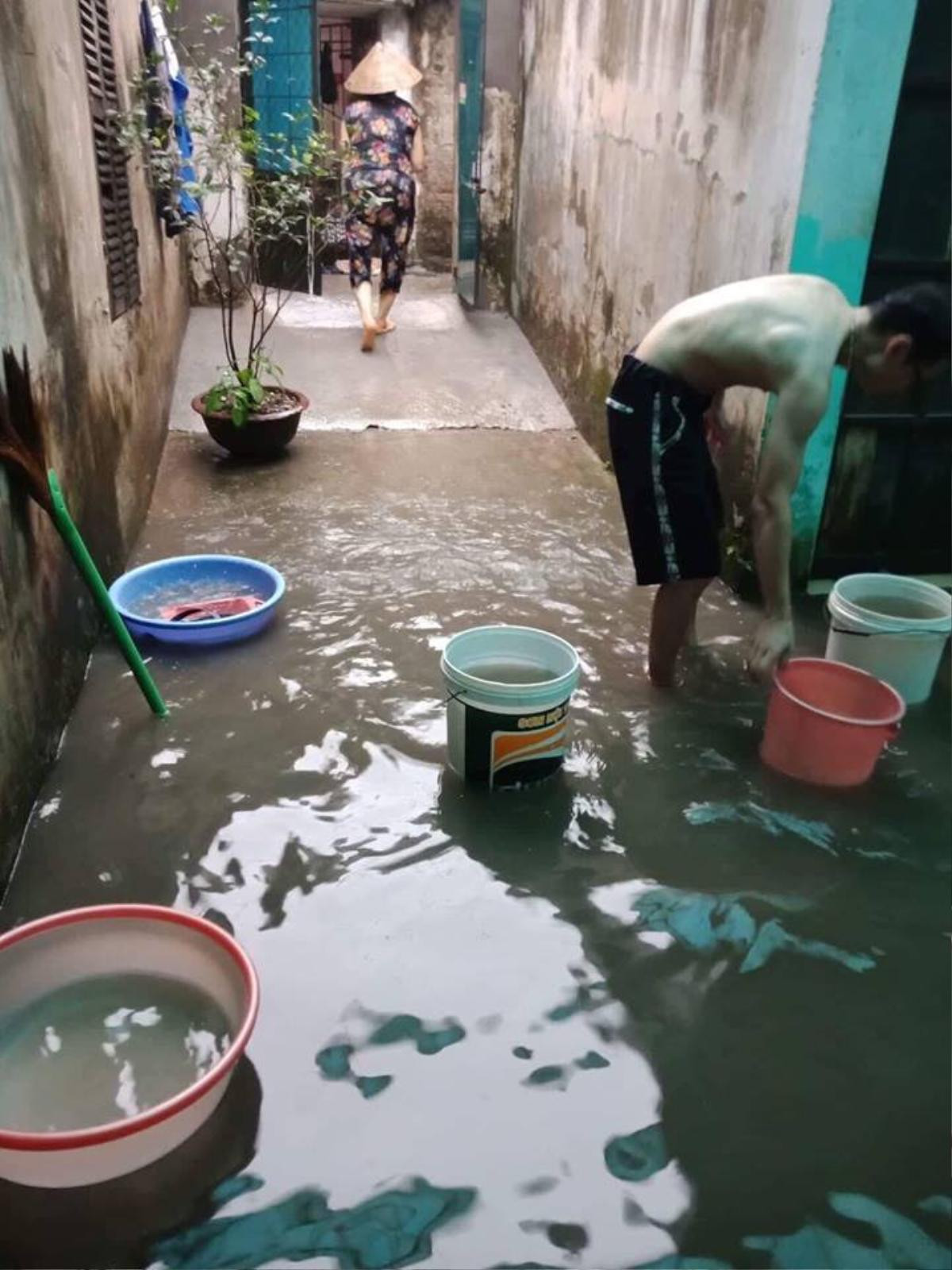 Hà Nội hôm nay phố cũng như sông, khắp nơi mênh mông nước chảy không phân biệt đâu là hồ hay là đường đi Ảnh 5