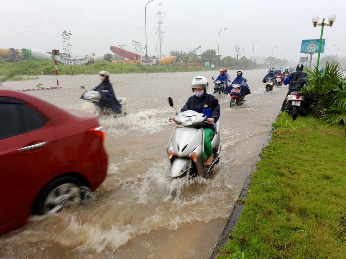 Hà Nội hôm nay phố cũng như sông, khắp nơi mênh mông nước chảy không phân biệt đâu là hồ hay là đường đi Ảnh 4