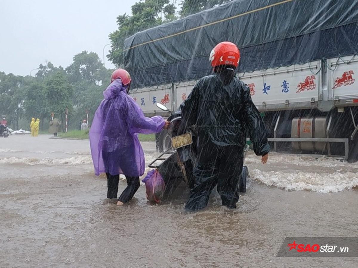 Mưa lớn đường ngập sâu, người Hà Nội tranh thủ đem lưới đi bắt cá Ảnh 2