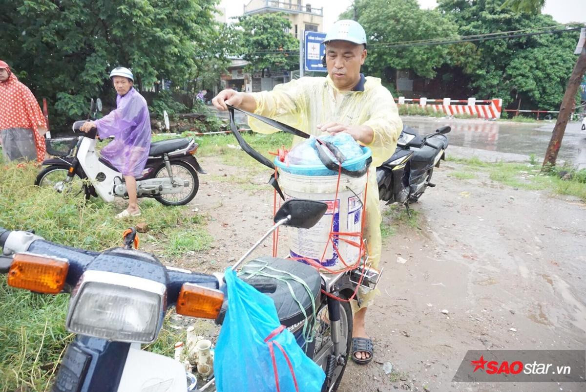 Mưa lớn đường ngập sâu, người Hà Nội tranh thủ đem lưới đi bắt cá Ảnh 14