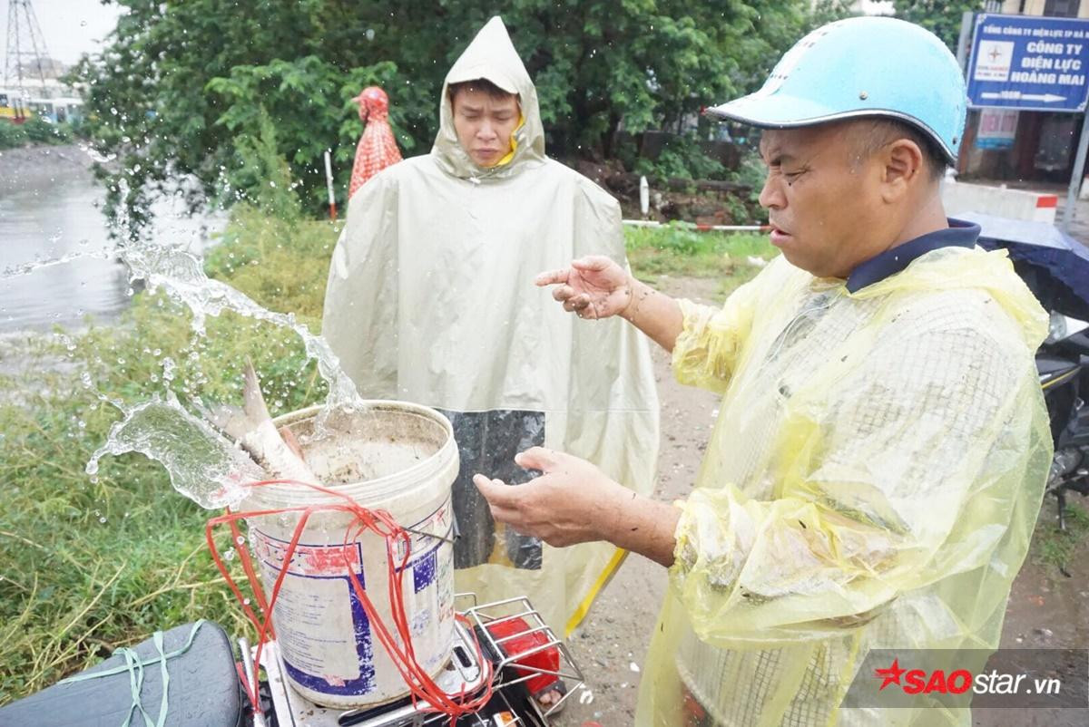 Mưa lớn đường ngập sâu, người Hà Nội tranh thủ đem lưới đi bắt cá Ảnh 12