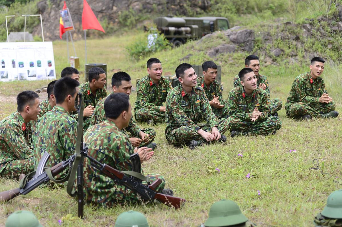 Juun Đăng Dũng trở thành 'hiệp sĩ chăn lợn', Đại Nhân bất ngờ bị chê vì gấp chăn quá xấu Ảnh 3