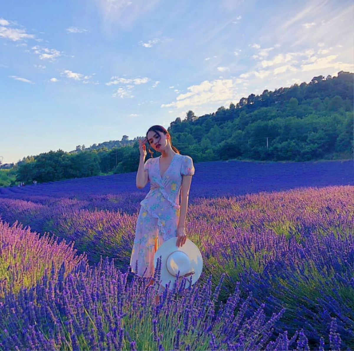 Hương Giang chưa bao giờ đẹp đến thế khi khoe dáng giữa cánh đồng lavender lãng mạn Ảnh 2