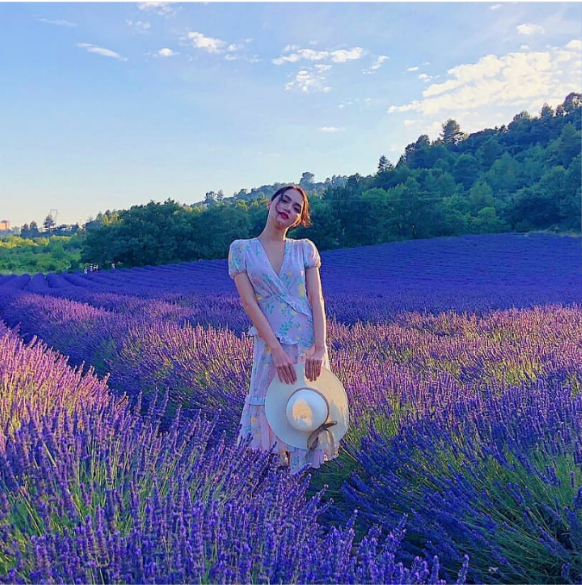 Hương Giang chưa bao giờ đẹp đến thế khi khoe dáng giữa cánh đồng lavender lãng mạn Ảnh 3