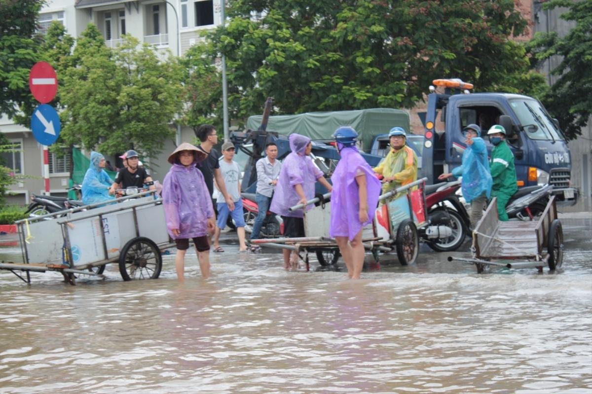 Kiếm bộn tiền ngày Hà Nội biến thành sông: Nhặt biển số xe, chở người và hành lý qua dòng nước ngập Ảnh 5