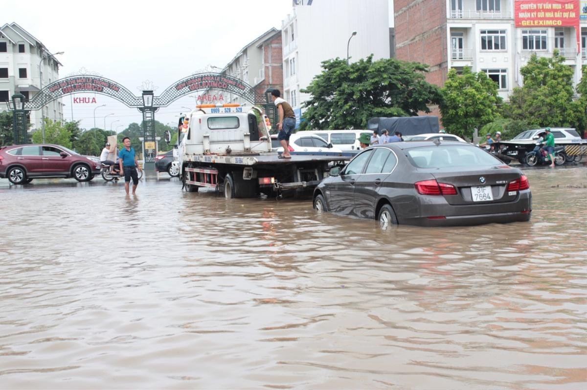 Kiếm bộn tiền ngày Hà Nội biến thành sông: Nhặt biển số xe, chở người và hành lý qua dòng nước ngập Ảnh 2