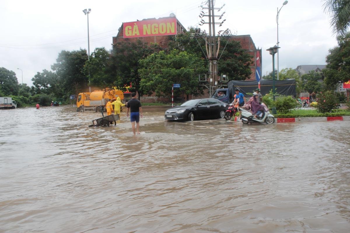 Kiếm bộn tiền ngày Hà Nội biến thành sông: Nhặt biển số xe, chở người và hành lý qua dòng nước ngập Ảnh 13