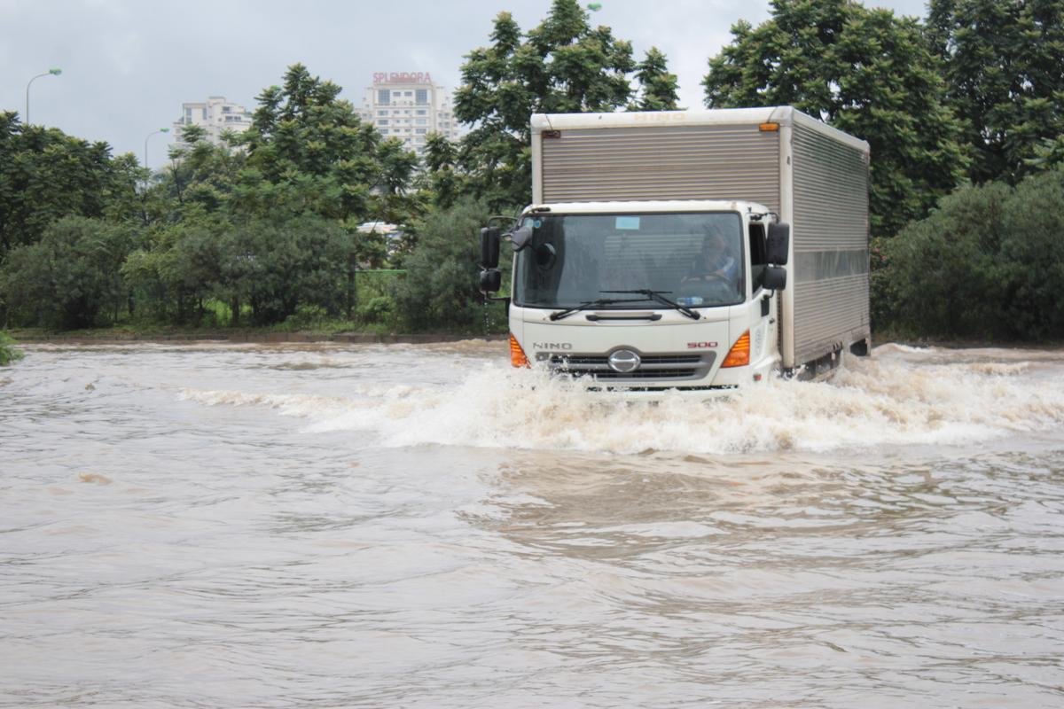 Kiếm bộn tiền ngày Hà Nội biến thành sông: Nhặt biển số xe, chở người và hành lý qua dòng nước ngập Ảnh 3