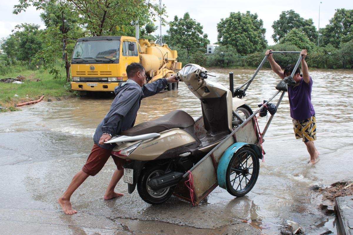 Kiếm bộn tiền ngày Hà Nội biến thành sông: Nhặt biển số xe, chở người và hành lý qua dòng nước ngập Ảnh 14