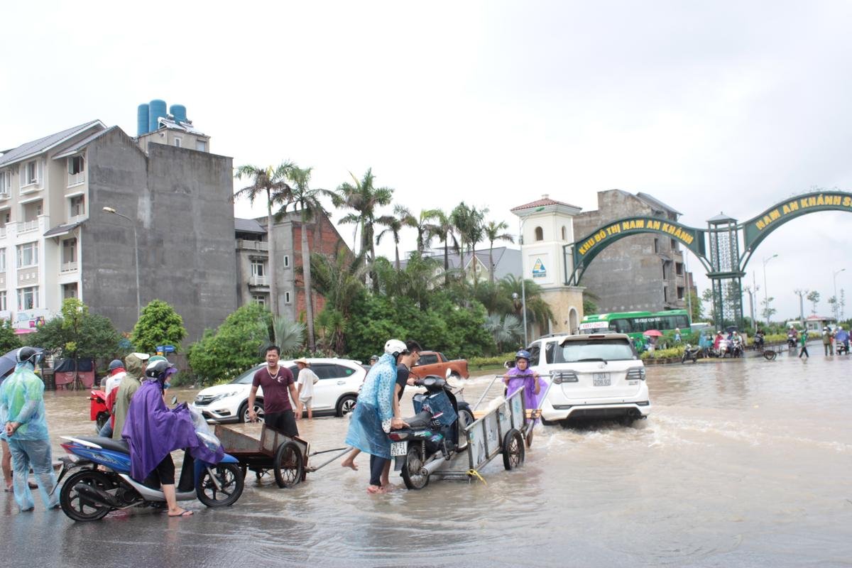 Kiếm bộn tiền ngày Hà Nội biến thành sông: Nhặt biển số xe, chở người và hành lý qua dòng nước ngập Ảnh 11