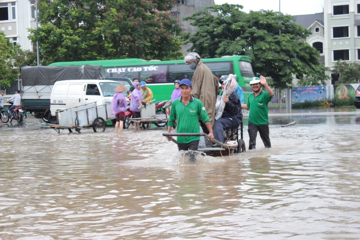 Kiếm bộn tiền ngày Hà Nội biến thành sông: Nhặt biển số xe, chở người và hành lý qua dòng nước ngập Ảnh 9