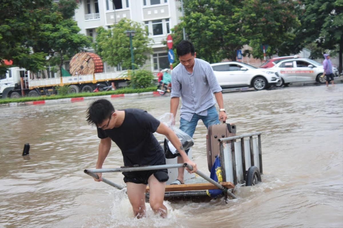 Kiếm bộn tiền ngày Hà Nội biến thành sông: Nhặt biển số xe, chở người và hành lý qua dòng nước ngập Ảnh 10