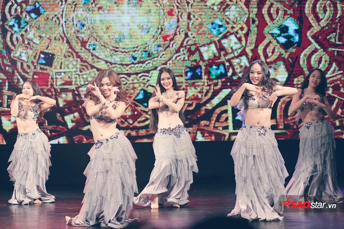 Tròn mắt ngắm vũ điệu Belly Dance nóng bỏng của bà bầu Hà thành Ảnh 13