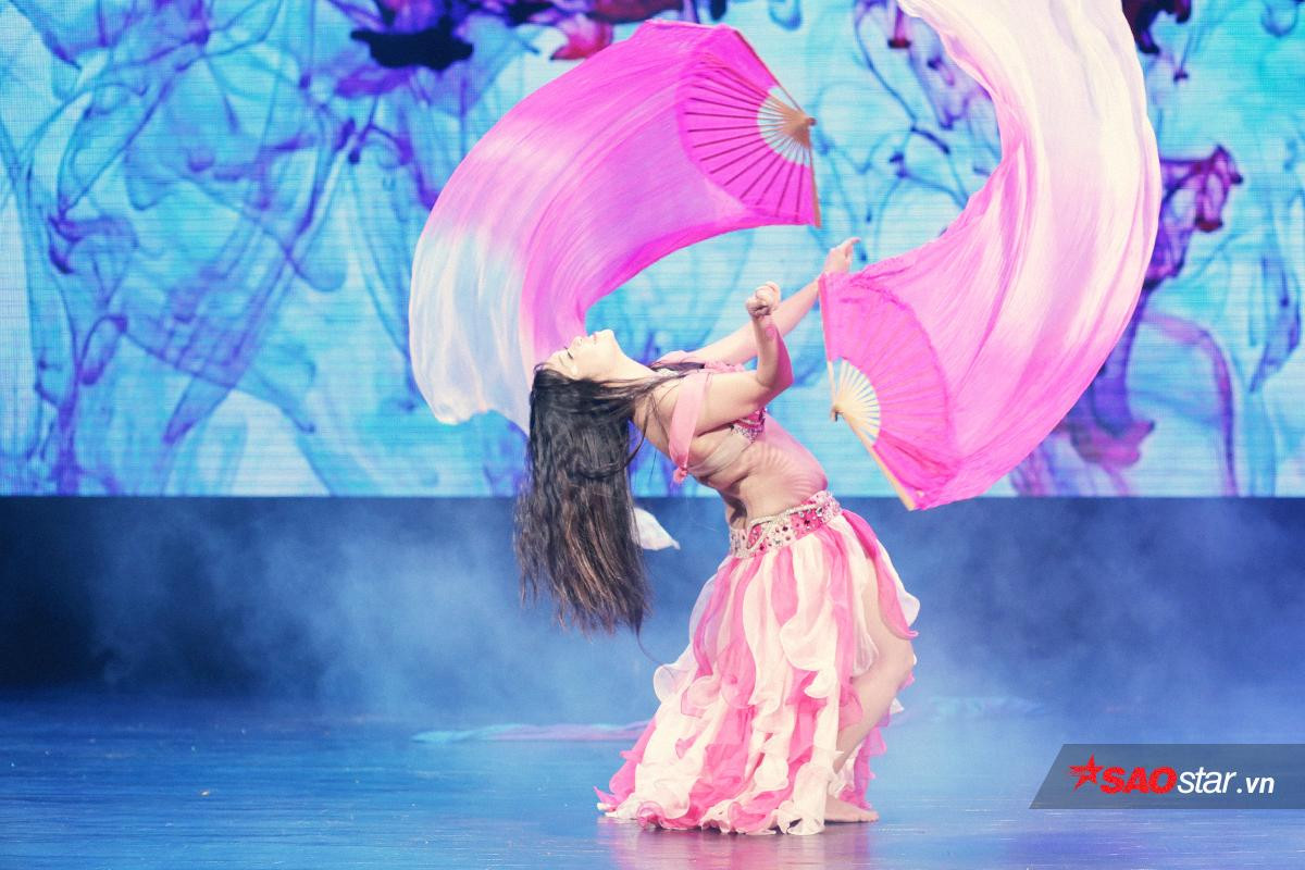 Tròn mắt ngắm vũ điệu Belly Dance nóng bỏng của bà bầu Hà thành Ảnh 17