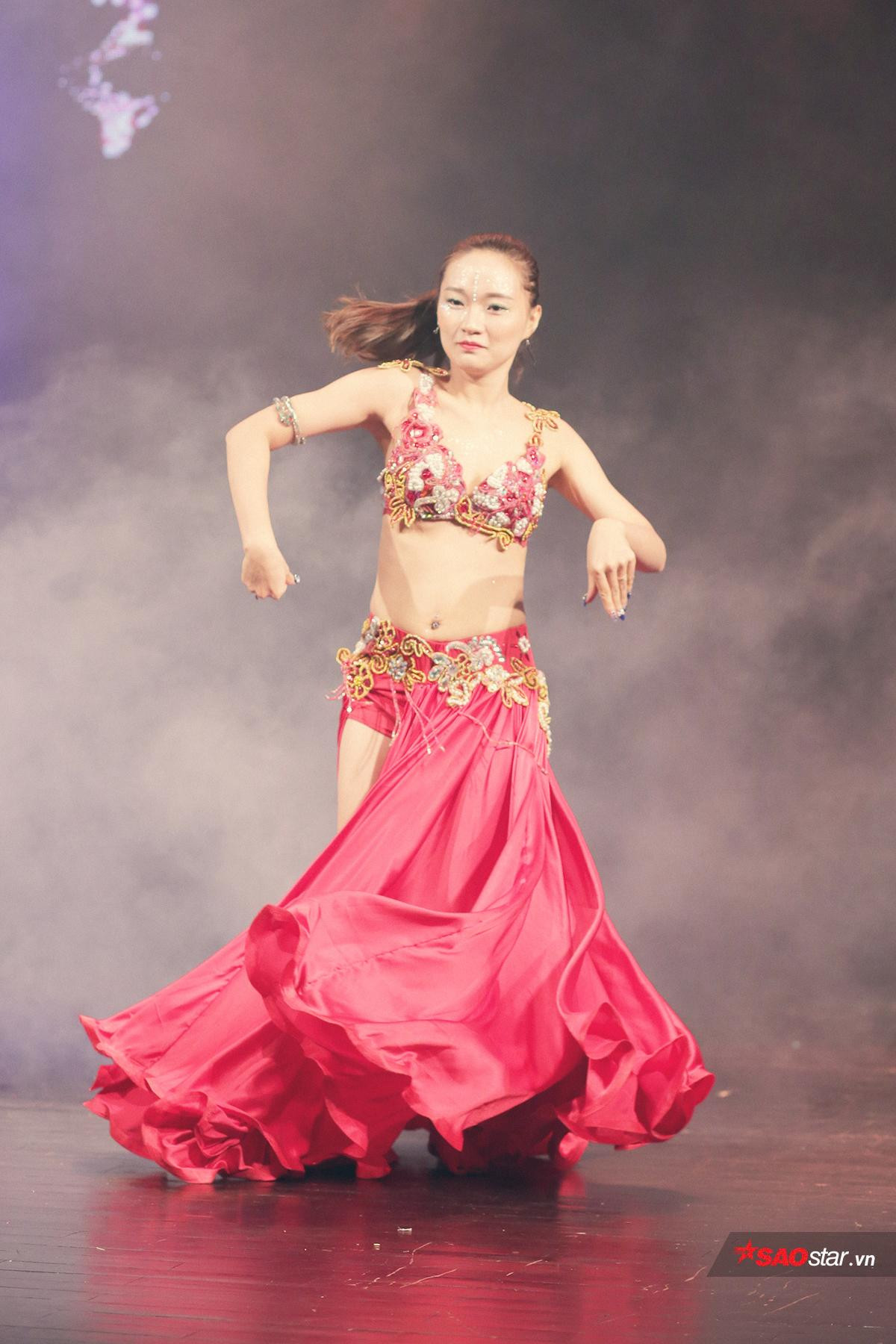 Tròn mắt ngắm vũ điệu Belly Dance nóng bỏng của bà bầu Hà thành Ảnh 16