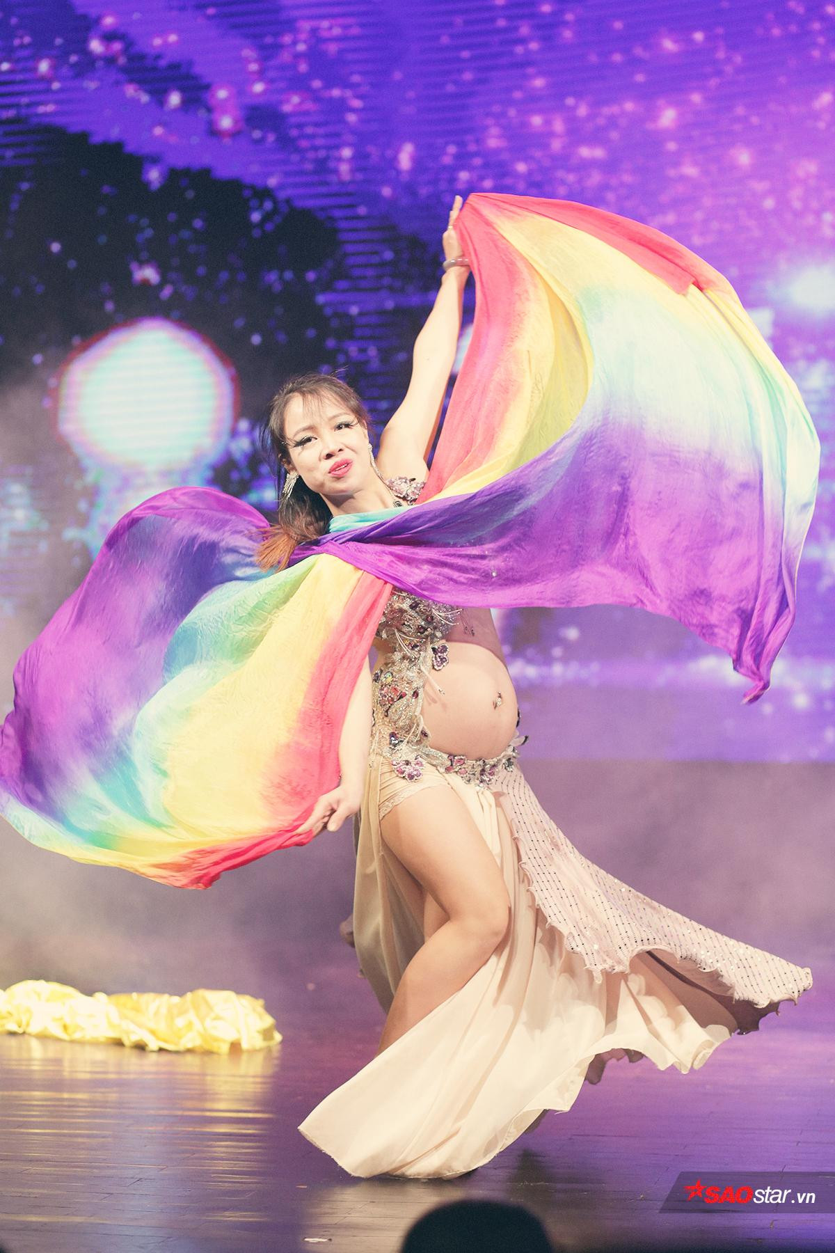 Tròn mắt ngắm vũ điệu Belly Dance nóng bỏng của bà bầu Hà thành Ảnh 3