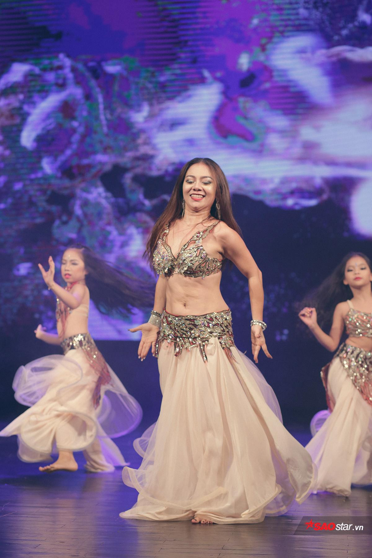 Tròn mắt ngắm vũ điệu Belly Dance nóng bỏng của bà bầu Hà thành Ảnh 7