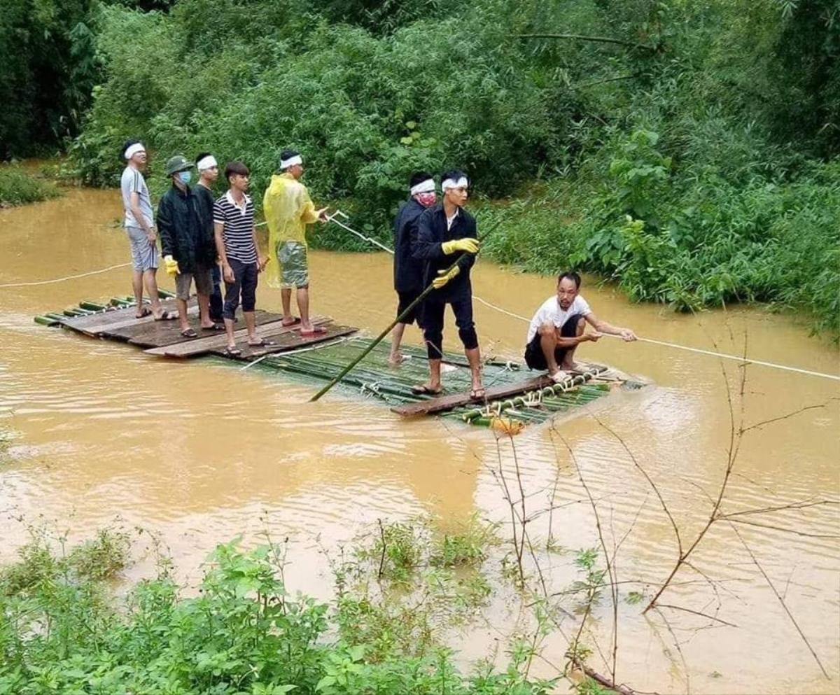 Xót xa hình ảnh ngày mưa lũ, người thân phải dùng bè tre chở thi thể đi chôn cất Ảnh 1