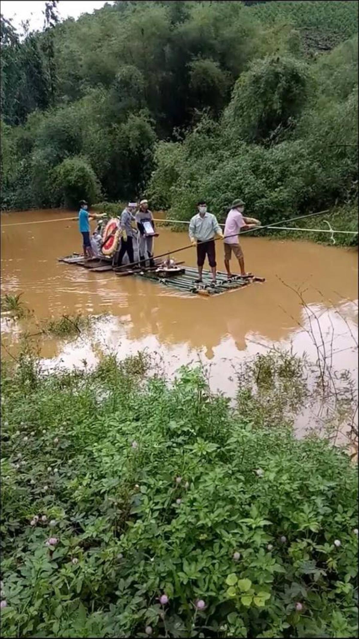 Xót xa hình ảnh ngày mưa lũ, người thân phải dùng bè tre chở thi thể đi chôn cất Ảnh 3