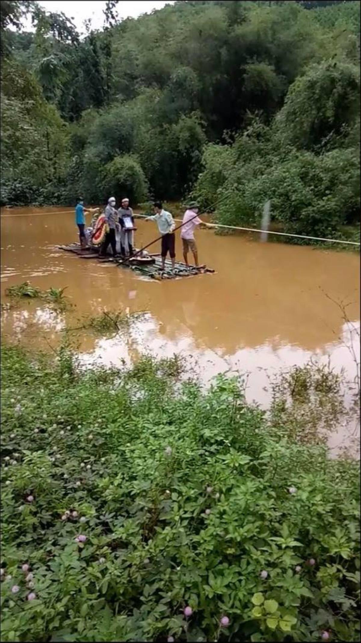 Xót xa hình ảnh ngày mưa lũ, người thân phải dùng bè tre chở thi thể đi chôn cất Ảnh 4