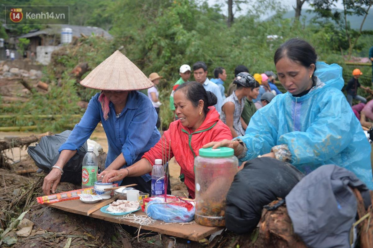 Nước mắt hòa cùng mưa lũ Yên Bái: Cha cầm nén hương thắp con trai 2 tuổi, đau đớn tìm người vợ trong đống đổ nát Ảnh 12