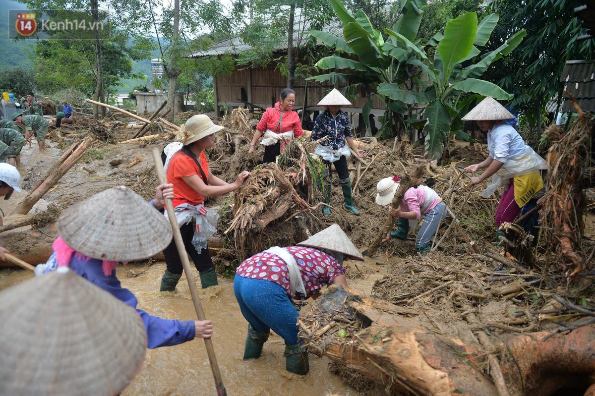 Nước mắt hòa cùng mưa lũ Yên Bái: Cha cầm nén hương thắp con trai 2 tuổi, đau đớn tìm người vợ trong đống đổ nát Ảnh 13