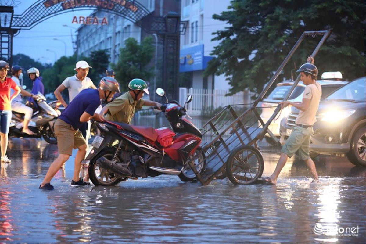 Sau nửa ngày ngập lụt, đại lộ Thăng Long vẫn chưa rút nước Ảnh 3