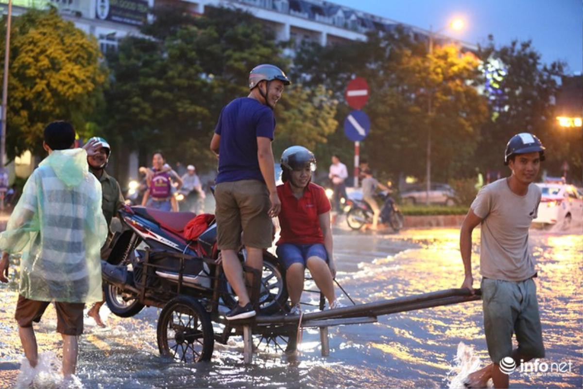 Sau nửa ngày ngập lụt, đại lộ Thăng Long vẫn chưa rút nước Ảnh 4