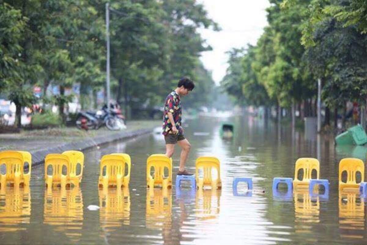 Mắng thẳng mặt bạn gái vì bắt 'bơi' nửa Hà Nội chỉ để mua bánh ngày mưa bão, nam sinh được dân mạng vỗ tay khen ngợi Ảnh 2