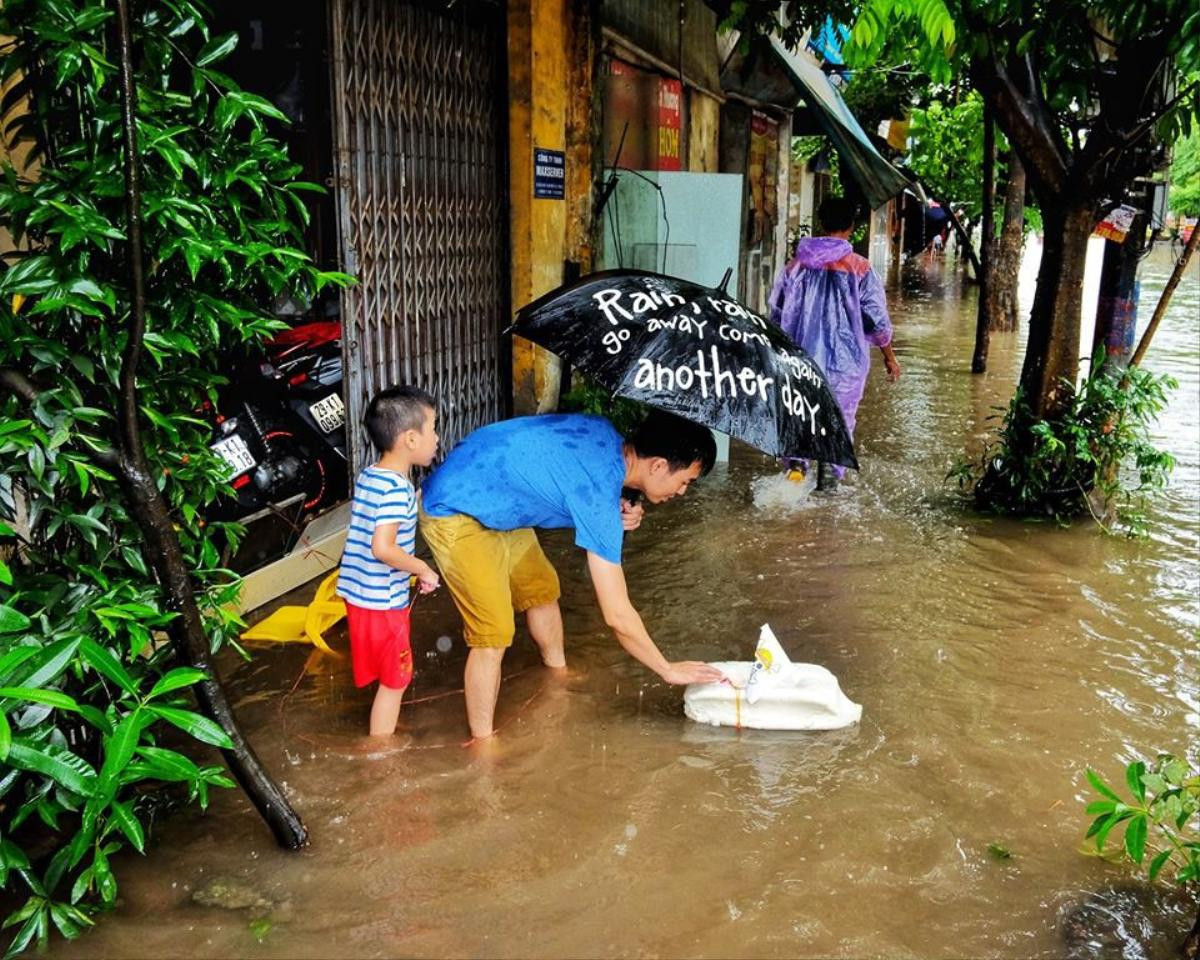 Những khoảnh khắc lạc quan hài hước trong đợt mưa bão vừa qua giúp dân tình an ủi nhau, ngày xấu trời cũng không tệ lắm Ảnh 1