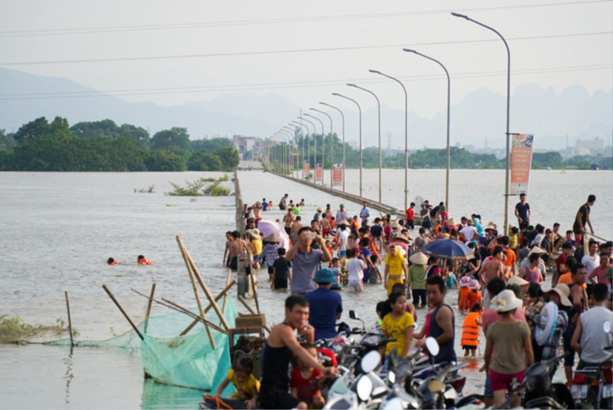 Mưa ngập ở Hà Nội: Trẻ em vùng vẫy bơi lộ ngay giữa đường… quốc lộ Ảnh 1