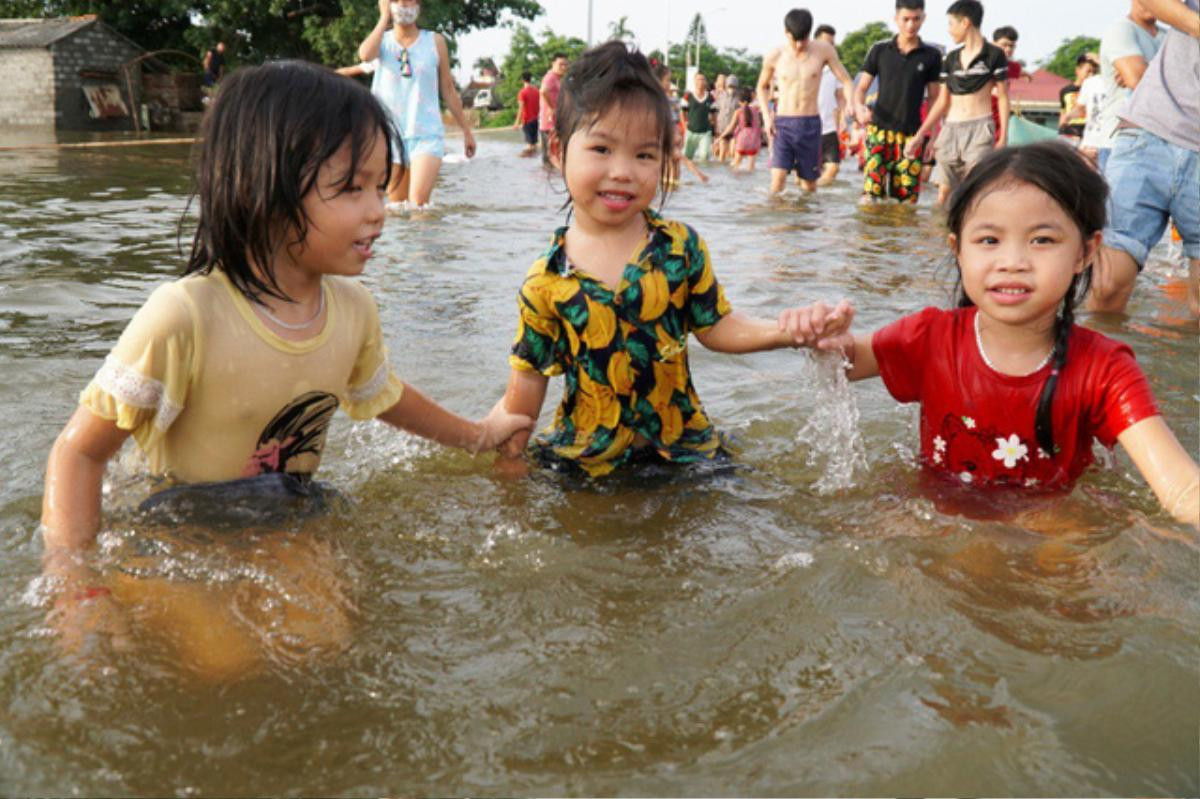 Mưa ngập ở Hà Nội: Trẻ em vùng vẫy bơi lộ ngay giữa đường… quốc lộ Ảnh 4