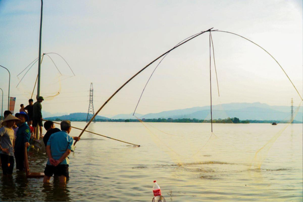 Mưa ngập ở Hà Nội: Trẻ em vùng vẫy bơi lộ ngay giữa đường… quốc lộ Ảnh 7