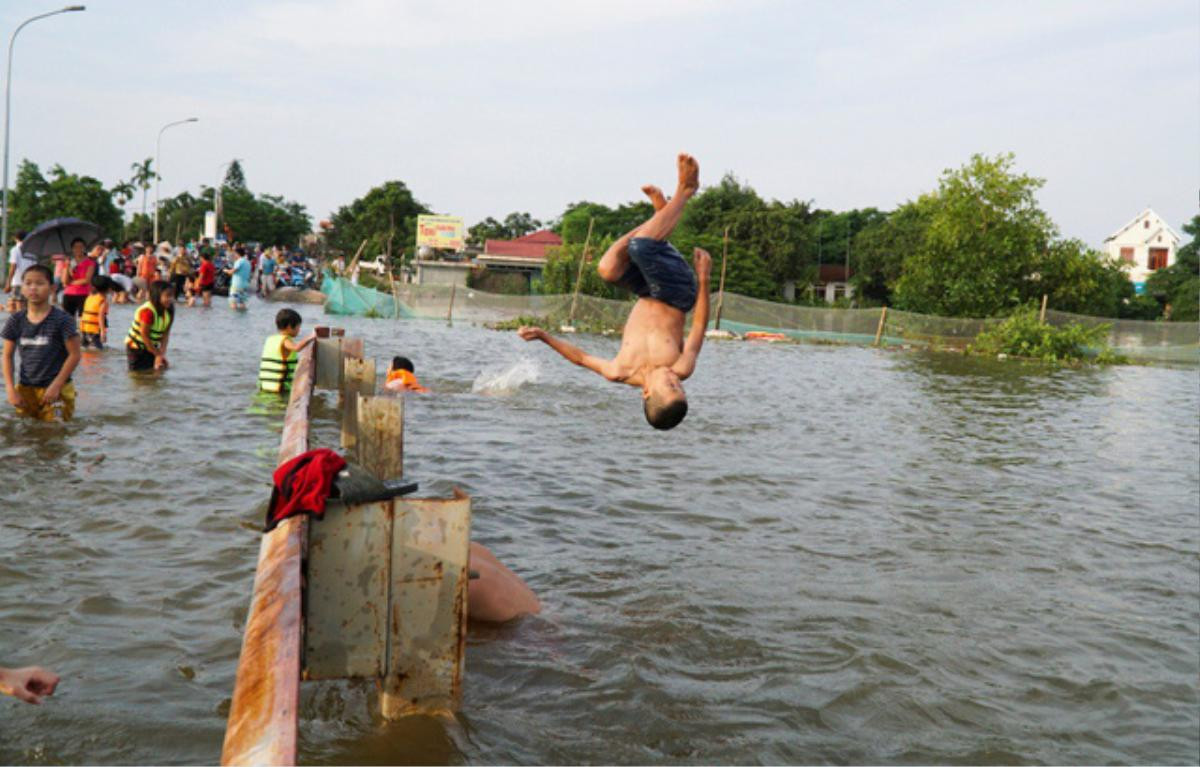 Mưa ngập ở Hà Nội: Trẻ em vùng vẫy bơi lộ ngay giữa đường… quốc lộ Ảnh 8