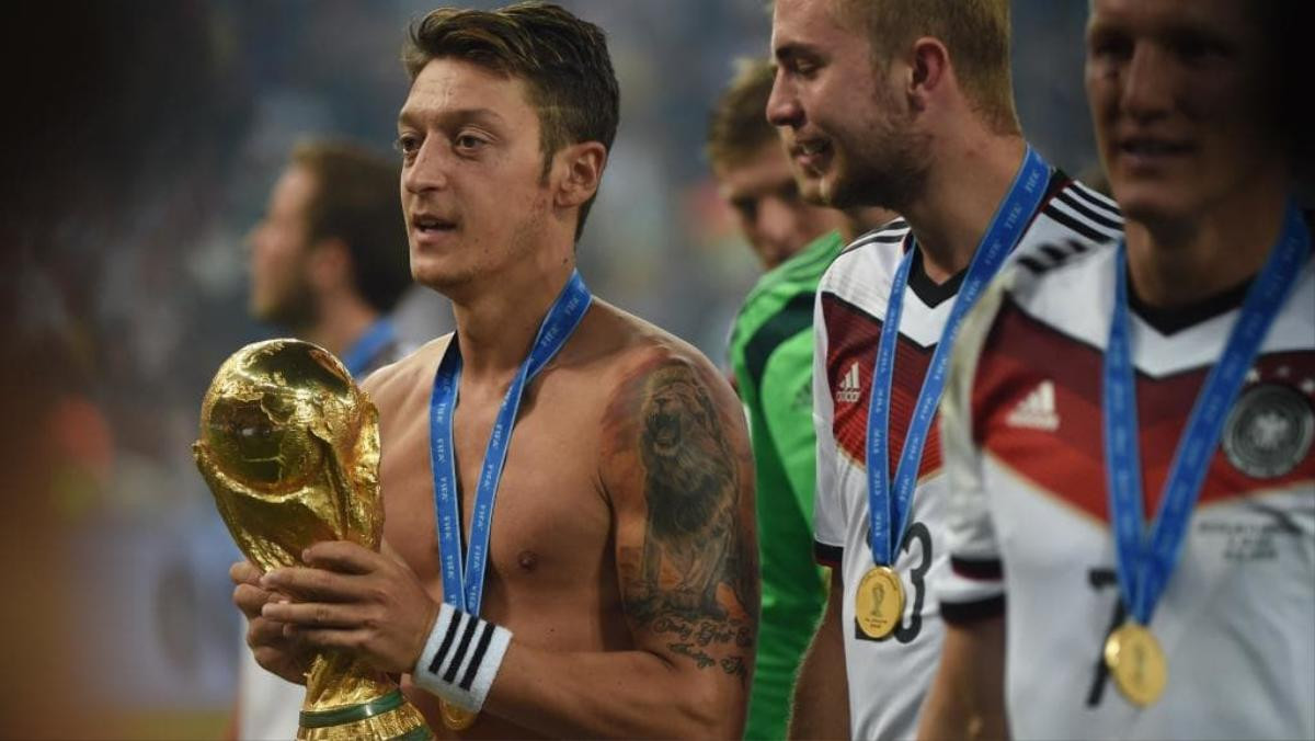 Ozil bị phân biệt, thế giới bóng đá bất bình Ảnh 2