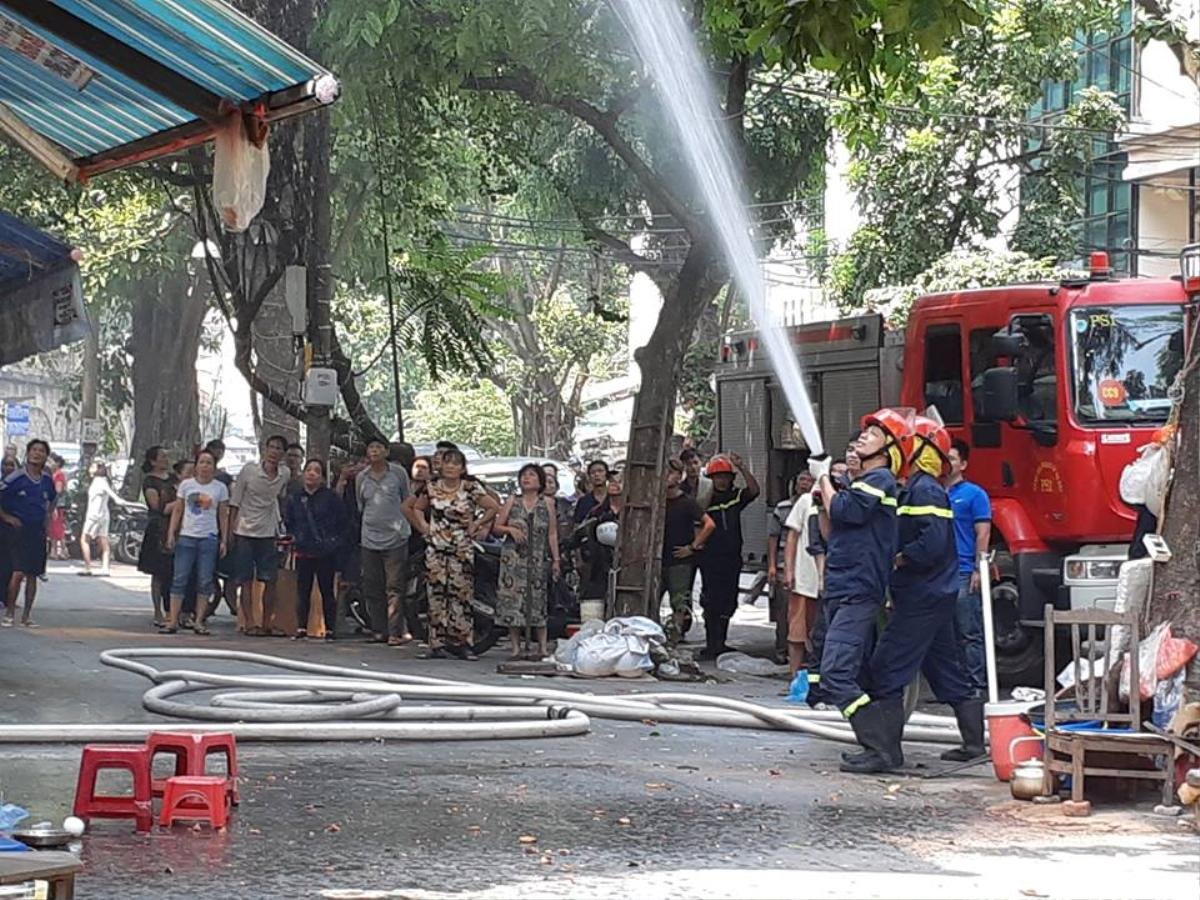 Cháy lớn tại ngôi nhà xây kiểu Pháp trên phố cổ Hà Nội, nhiều cháu nhỏ may mắn chạy thoát ra ngoài Ảnh 3