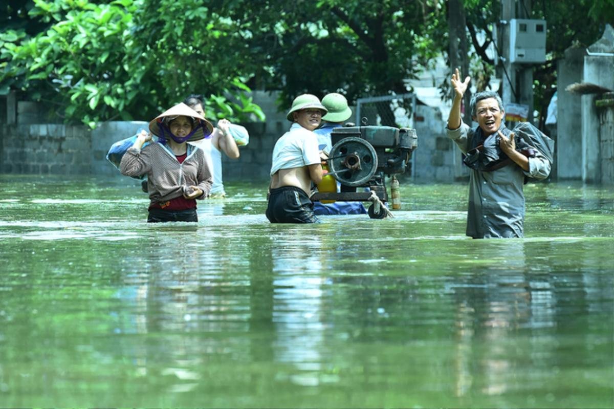 Nước ngập lút mái nhà ở ngoại thành Hà Nội Ảnh 10