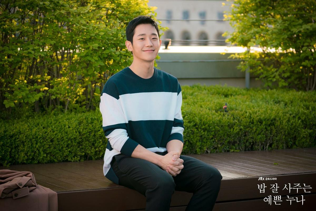 Jung Hae In tái ký hợp đồng với công ty - Vì ‘scandal’ tranh vị trí trung tâm ở LHP Baeksang, khán giả Hàn vẫn thẳng tay ném đá Ảnh 1